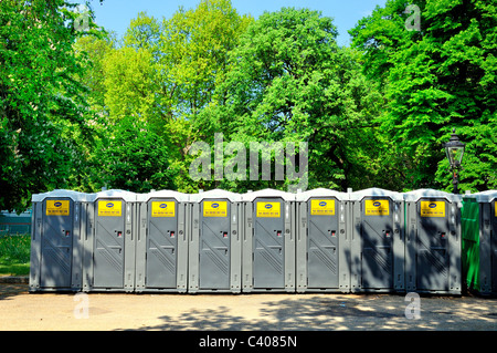 Rangée de toilettes portables sur le Mall, Londres Banque D'Images