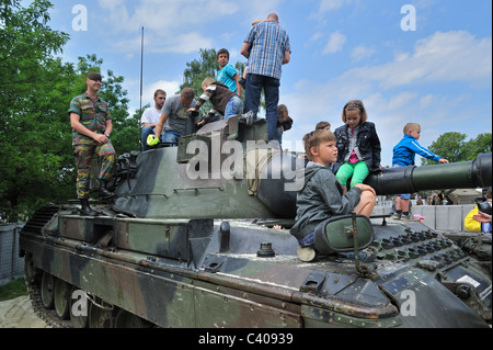 Les visiteurs sur le char de combat Leopard 1 journée portes ouvertes au cours de l'armée belge à Tournai, Belgique Banque D'Images