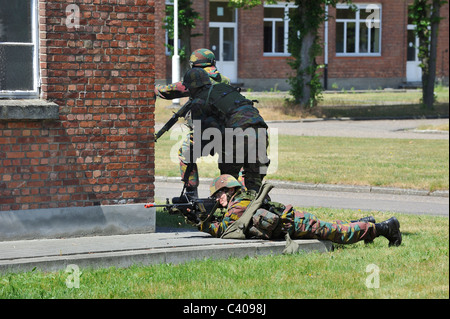 Soldat avec FN Minimi mitrailleuse tirant en street au cours de la démonstration à la journée portes ouvertes de l'armée belge, Leopoldsburg, Belgique Banque D'Images