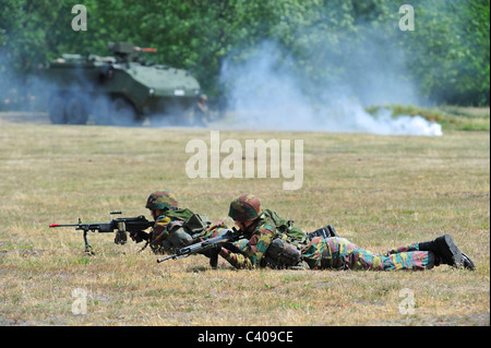 Les soldats d'infanterie belge tirant près de Mowag Piranha IIIC véhicule blindé de combat pendant l'exercice, Belgique Banque D'Images