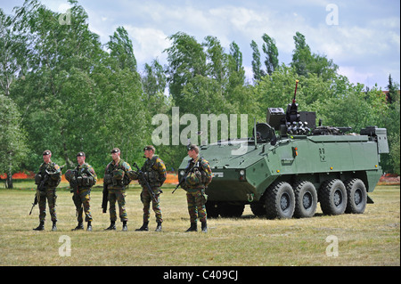 Peloton de soldats d'infanterie belge près de Mowag Piranha IIIC véhicule blindé de combat, Belgique Banque D'Images