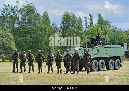 Peloton de soldats d'infanterie belge près de Mowag Piranha IIIC véhicule blindé de combat, Belgique Banque D'Images