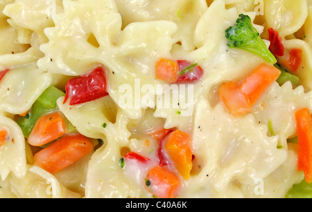 Bow tie pâtes aux légumes en sauce Banque D'Images