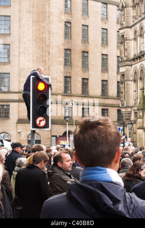 Fans se rassemblent le long de la rue Princesse pour la parade de la coupe de la ville de Manchester, 2011 Banque D'Images