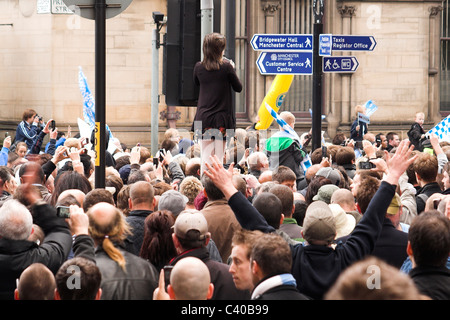 Fans se rassemblent le long de la rue Princesse pour la parade de la coupe de la ville de Manchester, 2011 Banque D'Images