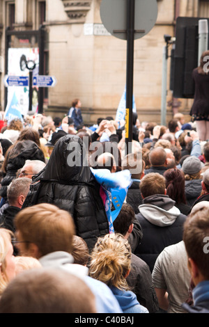 Fans se rassemblent le long de la rue Princesse pour la parade de la coupe de la ville de Manchester, 2011 Banque D'Images