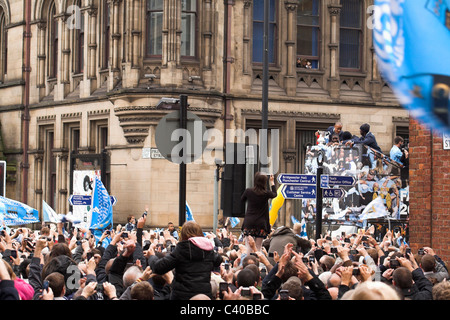 Fans se rassemblent le long de la rue Princesse pour la parade de la coupe de la ville de Manchester, 2011 Banque D'Images