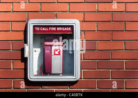 Un téléphone d'urgence pour contacter les pompiers à l'extérieur de la caserne. Banque D'Images