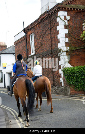 Deux Horseriders sur Bray's High Street Banque D'Images