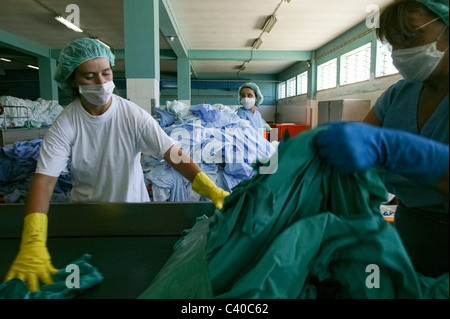 Les travailleurs féminins vêtements à un tri de blanchisserie de l'hôpital Banque D'Images