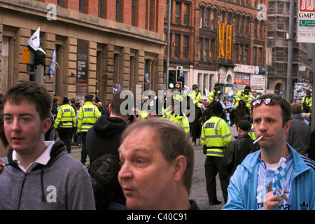 Fans et la police se rassemblent le long de la rue Newton pour la parade de la coupe de la ville de Manchester, 2011 Banque D'Images