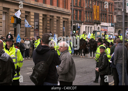 Fans et la police se rassemblent le long de la rue Newton pour la parade de la coupe de la ville de Manchester, 2011 Banque D'Images