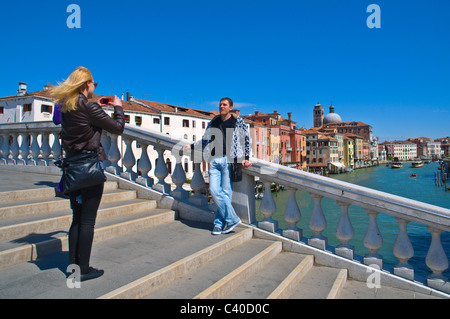 Les touristes de prendre une photo à Ponte degli Scalzi bridge donnant sur le Grand Canal Venise Italie Europe Banque D'Images