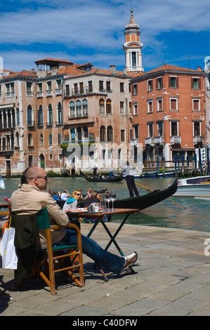 Cafe bar terrasse près de Canal Grande quartier de San Marco Venise Italie Europe Banque D'Images