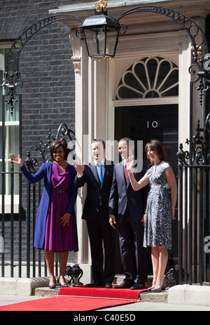 Le président Barack Obama rencontre avec le premier ministre David Cameron, sur les étapes de 10 Downing Street London UK Banque D'Images