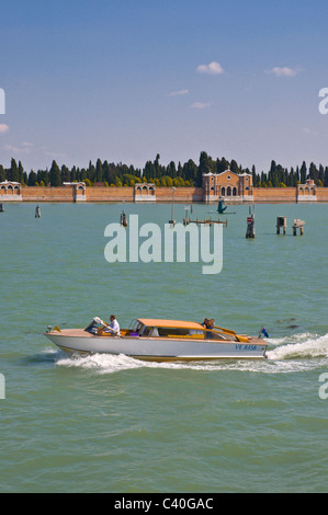 Taxi de l'eau en face de l'île de San Michele cimetière Venise Italie Europe Banque D'Images