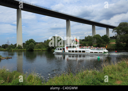 Iexcursion, bateau flotte blanche, Mintarder ruhrtal Bridge, pont, Mülheim sur la Ruhr, Ruhr, Rhénanie du Nord-Westphalie, Allemagne, Banque D'Images