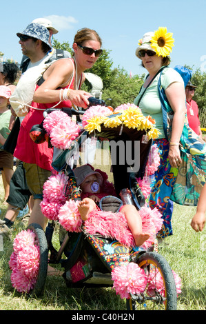 Décorées de fleurs festival de Glastonbury poussette enfant Banque D'Images