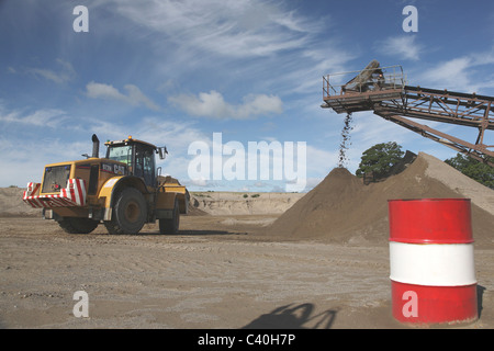 Une chenille CAT 972H chargeur avant travaillant dans les lits de gravier déménagement sable calibré Banque D'Images