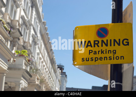 Suspension parking panneau d'avertissement dans Queen's Gate terrace, South Kensington, Londres, Angleterre Banque D'Images