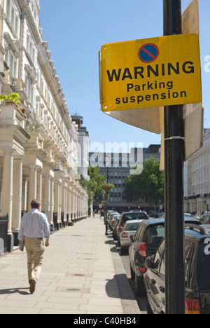 Suspension parking panneau d'avertissement dans Queen's Gate terrace, South Kensington, Londres, Angleterre Banque D'Images