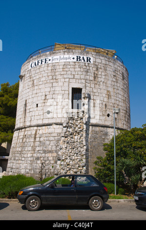 Voiture garée en face d'un café-bar logement tour Torre Rotonda à Narodni trg square Porec l'Istrie Croatie Europe Banque D'Images