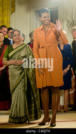 Première Dame Michele Obama attend que le président des États-Unis, Barack Obama, la bienvenue à M. Manmohan Singh, le premier ministre indien, et sa femme G Banque D'Images