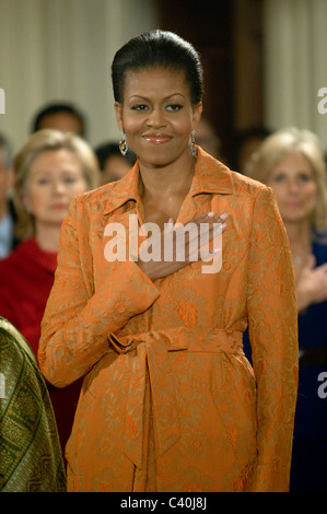 Première Dame Michele Obama attend que le président des États-Unis, Barack Obama, la bienvenue à M. Manmohan Singh, le premier ministre indien, et sa femme G Banque D'Images