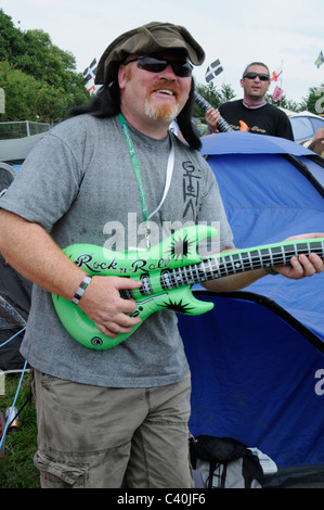 Blow up blowup gonflable vert jouet guitare prétendre Banque D'Images