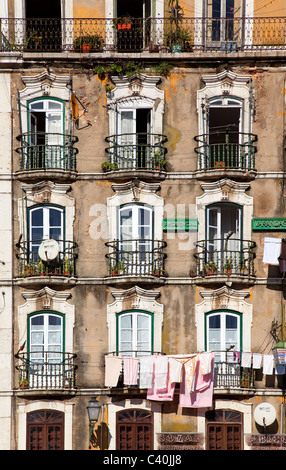 Ancien et endommagé bâtiment néoclassique dans le bas d'Alfama. Style Pombaline typique. Lisbonne, Portugal. Banque D'Images