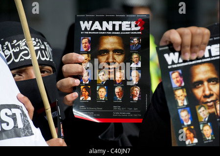 Le tribunal islamique pour les crimes contre les musulmans est titulaire voulait des affiches pour le président américain Barack Obama à Whitehall au cours de sa visite d'état Banque D'Images