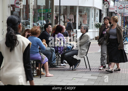 Avis de Salusbury Road, Queen's Park, populaire pour les cafés et les repas en plein air, la principale rue commerçante de la région. Banque D'Images