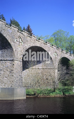 Viaduc sur Kielder brûler Kielder menant dans Bakethin réservoir, Kielder Water & Forest Park, Northumberland, England, UK Banque D'Images