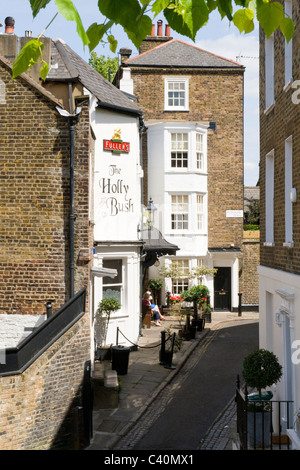 London Hampstead Village The Holly Bush Fullers Mews pub bar ersttandis que les écuries du peintre George Romney ont converti les jardinières de soleil du début des années 1800 Banque D'Images