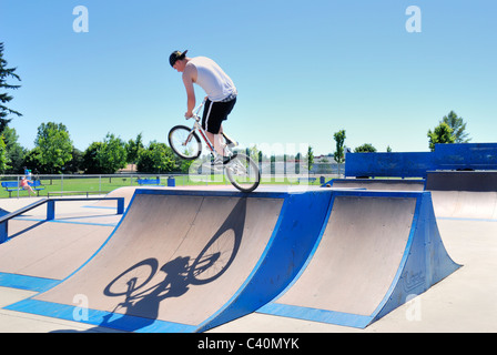 Vélo BMX rider au parc de planche à roulettes. Banque D'Images