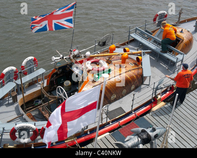 L'ancien Whitby Lifeboat "Mary Ann Hepworth' pour les clients en attente de l'équipage pour le voyage de printemps à Whitby Harbour Banque D'Images