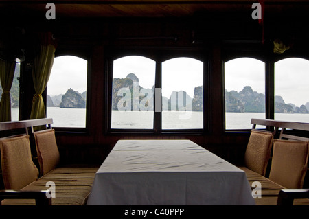 Vue horizontale des karsts calcaire (roches) dans la baie d'Halong depuis l'intérieur d'une Jonque traditionnelle en bois utilisé pour les guides touristiques. Banque D'Images