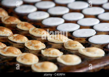 Faire des crêpes cuites et néerlandais sur une plaque chaude traditionnelle Banque D'Images