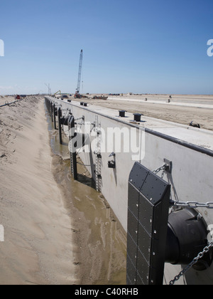 Nouveau quai du port en eau profonde de l'expansion à Maasvlakte 2 de Rotterdam aux Pays-Bas. Banque D'Images