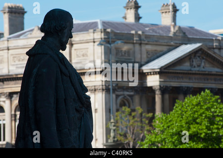 Une statue de Disraeli, comte de Beaconsfield à la George's Hall, regarde vers la Walker Art Gallery, Liverpool, Angleterre. Banque D'Images