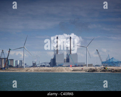 Le Port de Rotterdam est un très grand utilisateur d'énergie électrique et il y a plusieurs façons de générer que les Pays-Bas. Banque D'Images