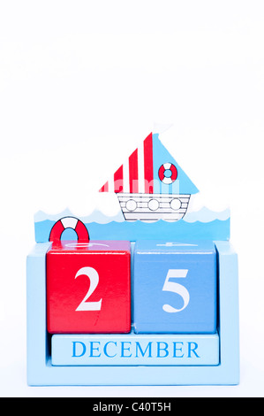 Un calendrier en bois indiquant la date du 25 décembre, le Jour de Noël ( ) sur un fond blanc Banque D'Images