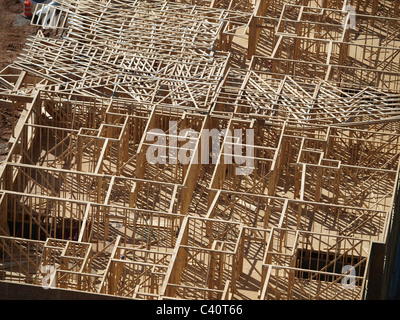 L'étape de l'ossature de bois d'une grande structure résidentielle. Banque D'Images