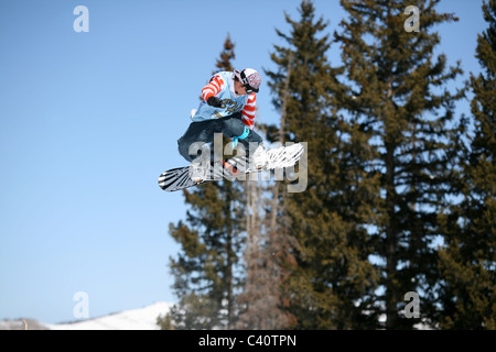 Snowboarder dans le terrain d'air se garer à Brighton Ski Resort. Salt Lake City, Utah, United States, Amérique du Nord Banque D'Images