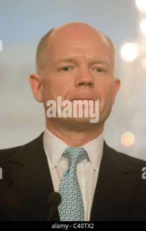 La secrétaire d'Etat américaine Hillary Clinton rencontre un ministre britannique des affaires étrangères William Hague avant une réunion bilatérale , à la Banque D'Images