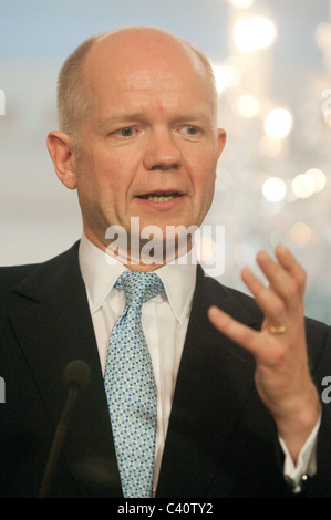 La secrétaire d'Etat américaine Hillary Clinton rencontre un ministre britannique des affaires étrangères William Hague avant une réunion bilatérale , à la Banque D'Images