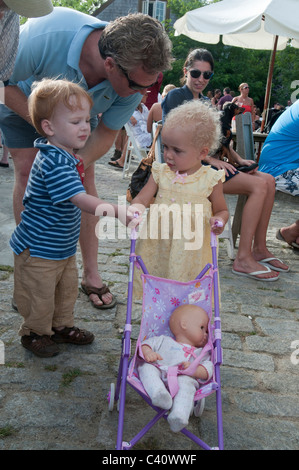 Les enfants jouent à l'extérieur de la Distillerie Triple Eight Nantucket et Cisco brasseurs. Banque D'Images