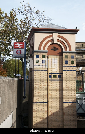 Chemin de fer West Brompton et le tube, à l'ouest de Londres underground enregistrez-entrée, architecture, England, UK, Europe, UNION EUROPÉENNE Banque D'Images