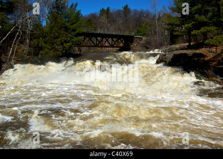 L'un des sept chutes d'eau qui fait rage sur la rivière Maskinongé au Parc des Chutes de sainte Ursule Mauricie Québec Banque D'Images