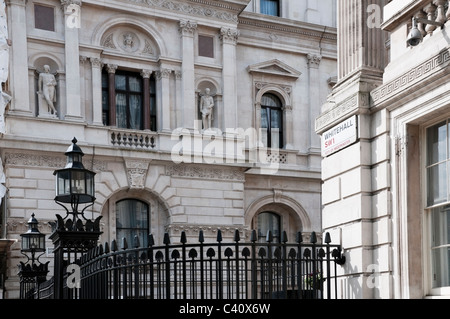 Vue d'angle de Downing Street et Whitehall, l'architecture des bâtiments classés Grade 1 Londres, Angleterre, Royaume-Uni, Europe, UNION EUROPÉENNE Banque D'Images